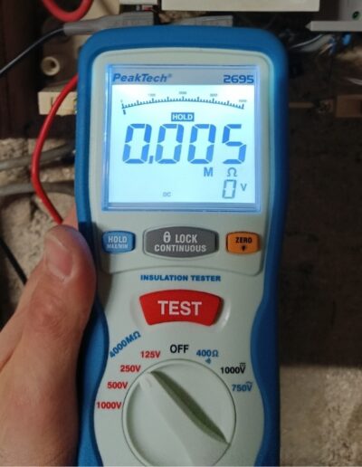 Test d'isolement et recherche de défaut de fuite à la terre au mégohmmètre Légende : Diagnostic précis & recherche de défaut électrique