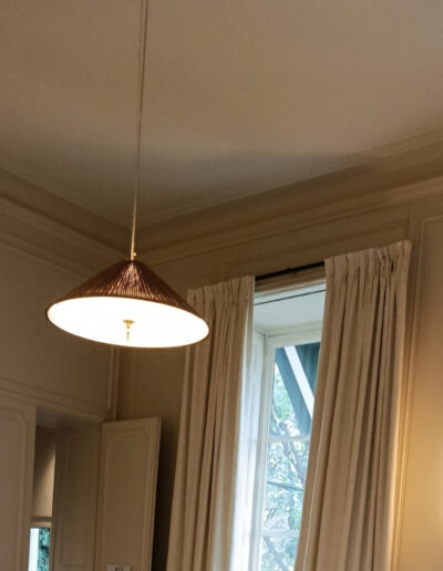 Installation de suspension et éclairage mural dans un appartement ancien à Versailles Légende : Rénovation éclairage & mise en valeur d'intérieur ancien