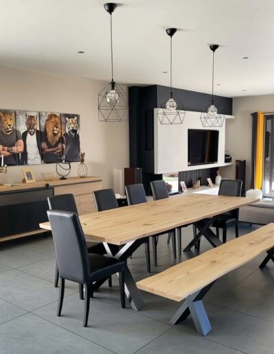 Pose et raccordement de suspensions et spots encastrés dans une salle à manger rénovée Légende : Éclairage design, suspensions & spots encastrés