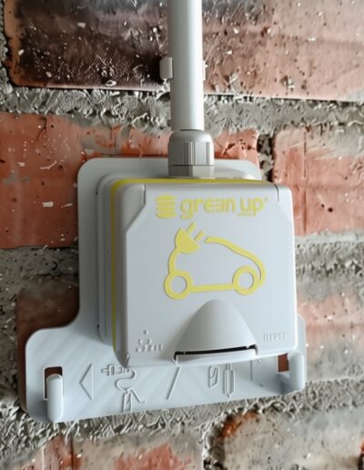 electricien-viroflay 4 Prise renforcée Green’Up installée pour la recharge d’un véhicule électrique.