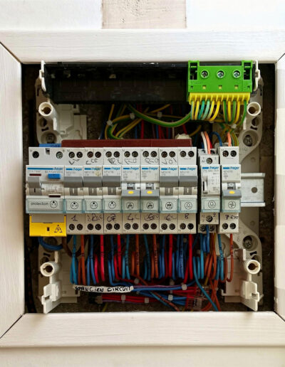 electricien-viroflay 1 Tableau électrique Hager encastré en cours de rénovation avec disjoncteurs différentiels repérés et peignes d'alimentation par Wendelec Services à Viroflay